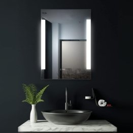 LED Badspiegel 60×80 cm ANTIBESCHLAG SPIEGELHEIZUNG und DIGITAL Uhr Design Lichtspiegel Bad Dieser Spiegel mit Beleuchtung Touch Schalter