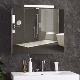 Spiegelschrank Bad mit LED Beleuchtung Steckdose und Lichtschalter 70x15x60cm Badezimmer 3 Türen Badschrank mit Spiegel Hängeschrank Badspiegel Weiß